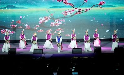 多國藝術(shù)團(tuán)隊(duì)共譜青春樂章，舞臺藝術(shù)造型點(diǎn)亮新都之夜——記“成都國際友城青年音樂會”