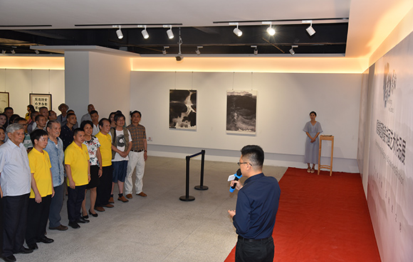 匠心融合·藝韻生輝 張阿芬院長出席順美陶瓷書畫藝術(shù)展并發(fā)表講話