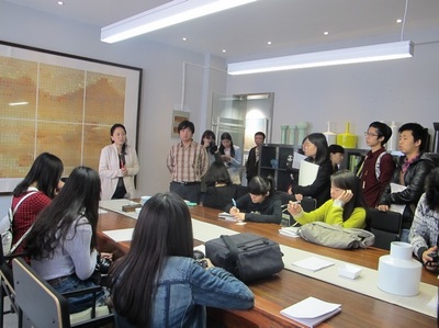 光影與人文的對話 學(xué)生記者走進(jìn)曇華林，探秘舞臺藝術(shù)造型的幕后策劃